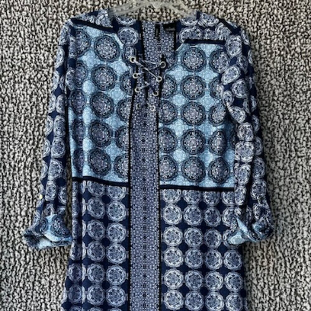 NEW DIRECTIONS Blue and White Floral Medallion Patterned Shift Dress